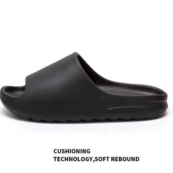 🩴 Black Slides - Picture 3 of 4